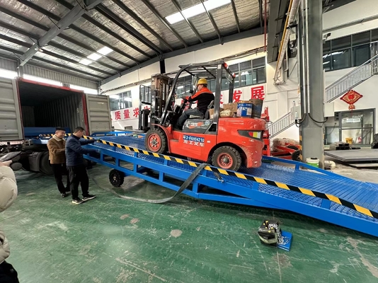 Mobile Container Load Ramp Manual Hydraulic Lift Table With Motor Gear Mobile Boarding Bridge Forklift Ramp