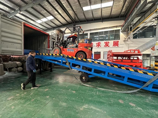 Mobile Container Load Ramp Manual Hydraulic Lift Table With Motor Gear Mobile Boarding Bridge Forklift Ramp