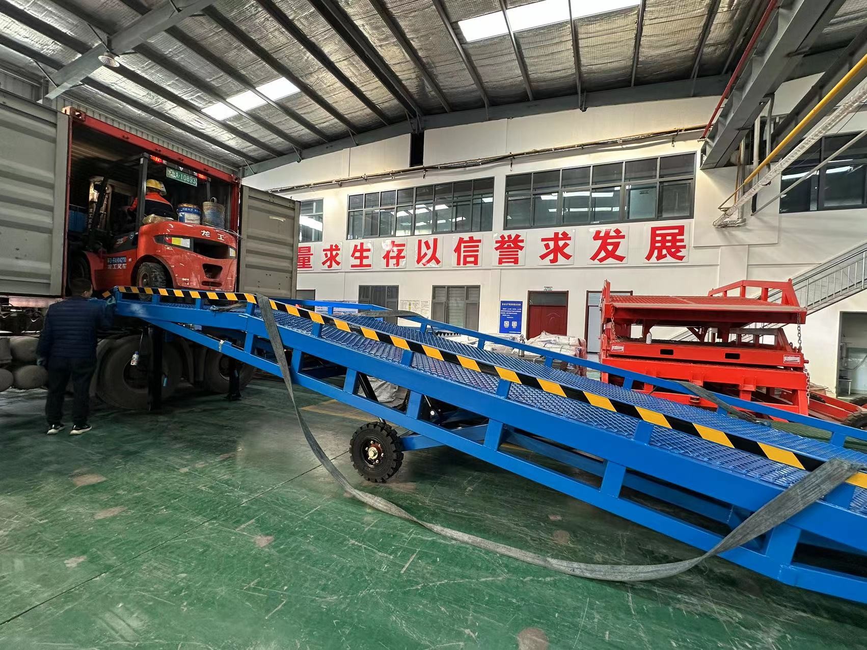 Mobile Container Load Ramp Manual Hydraulic Lift Table With Motor Gear Mobile Boarding Bridge Forklift Ramp