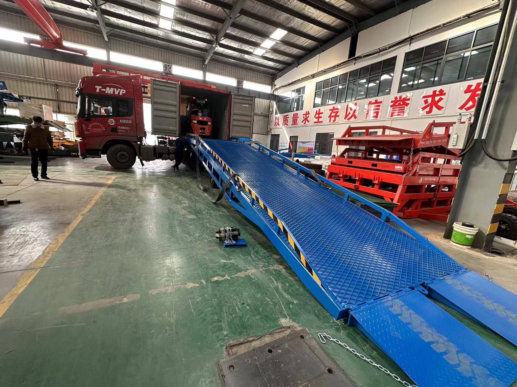 Mobile Container Load Ramp Manual Hydraulic Lift Table With Motor Gear Mobile Boarding Bridge Forklift Ramp